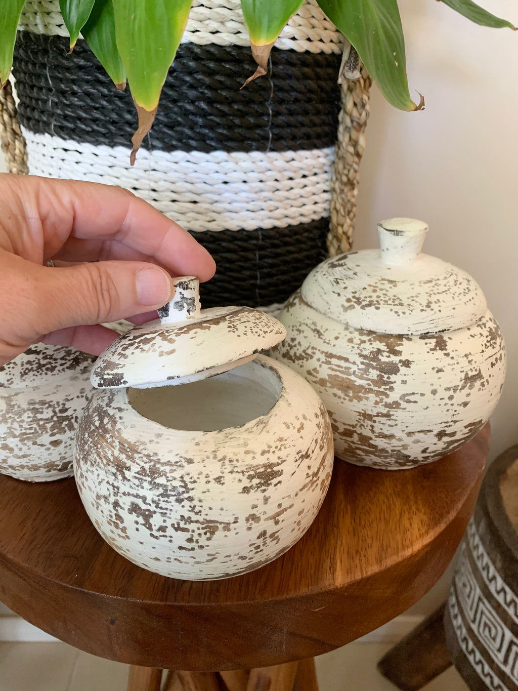 Set 3 white pots with lids